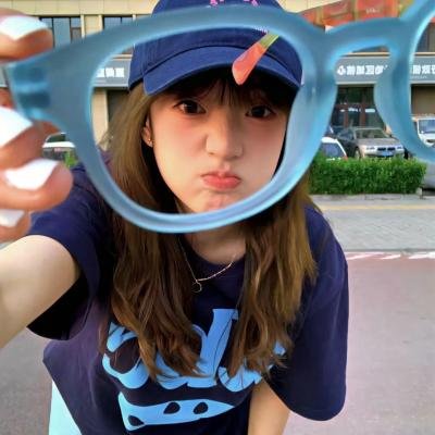 泳池里的女人